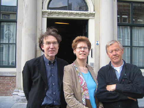 Foto van Theo van de Bles, Irona Groeneveld en Oene Hofman voor het provinciehuis, 19 april 2006