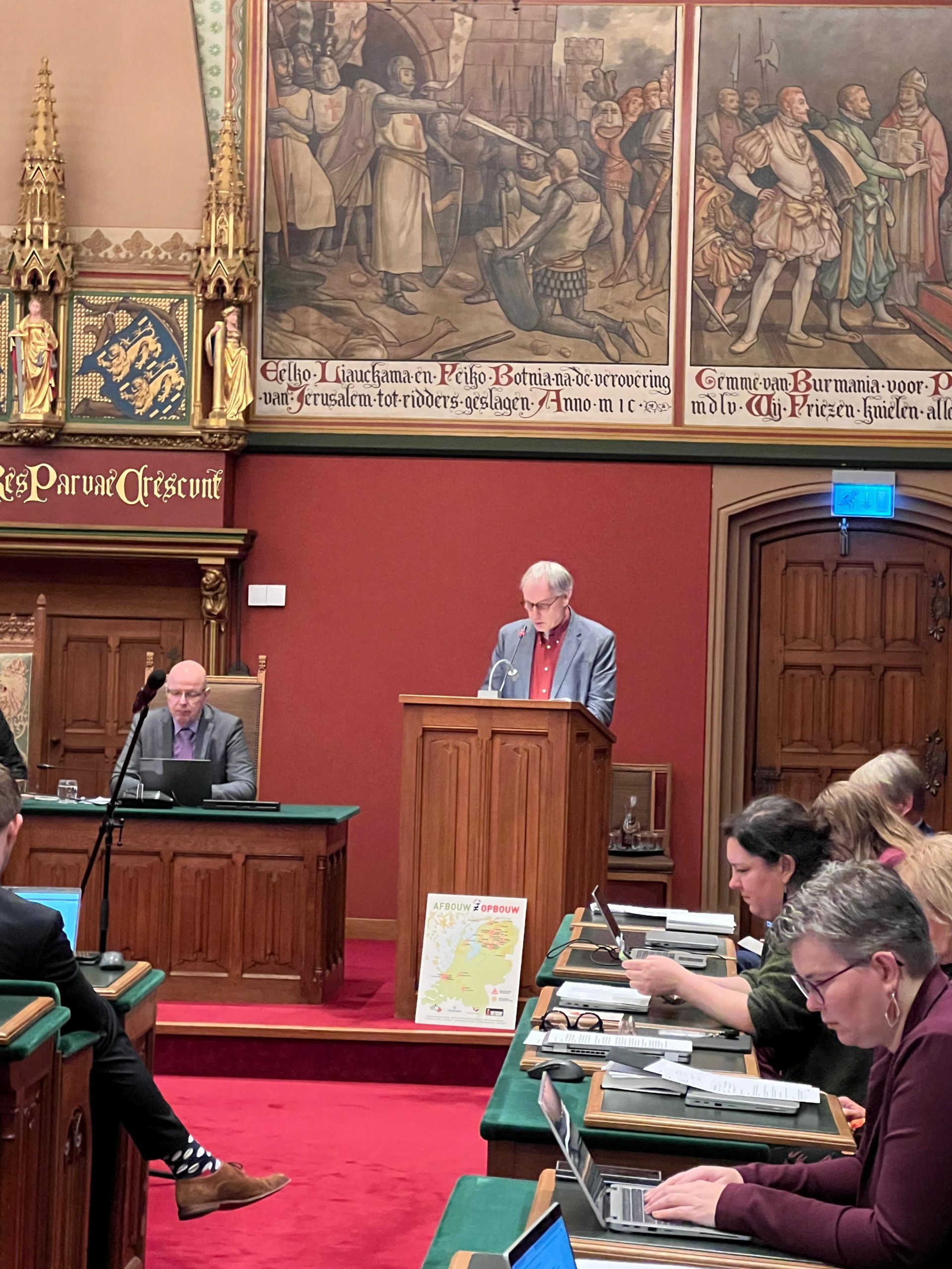 Jochem staat in de Statenzaal en stelt zijn mondelinge vragen