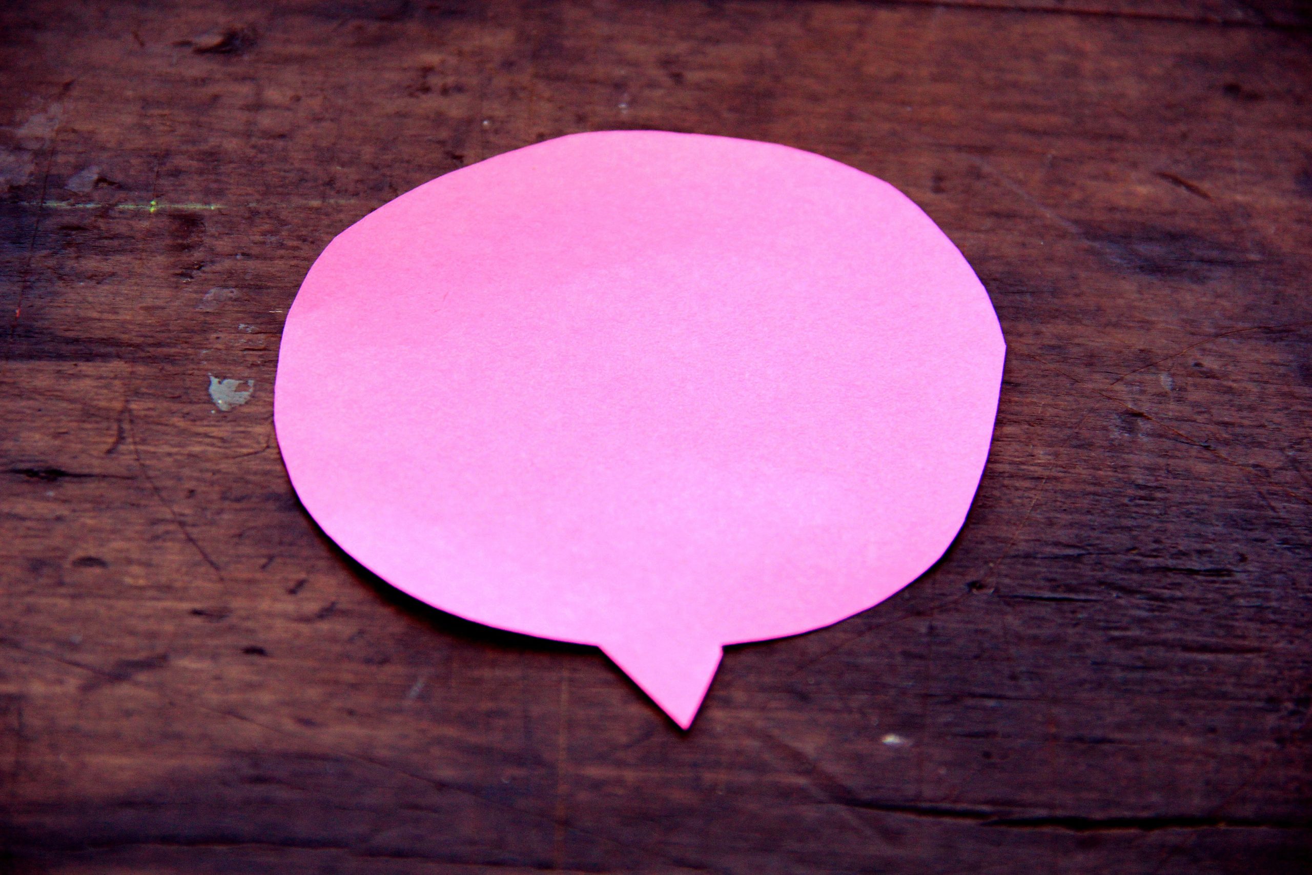 Een foto van een uitgeknipte roze papieren gespreksballon