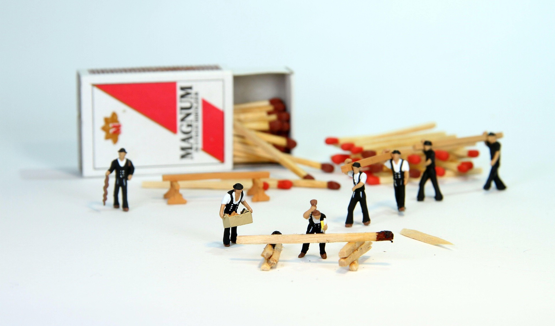 miniatuur van personen met grote lucifers