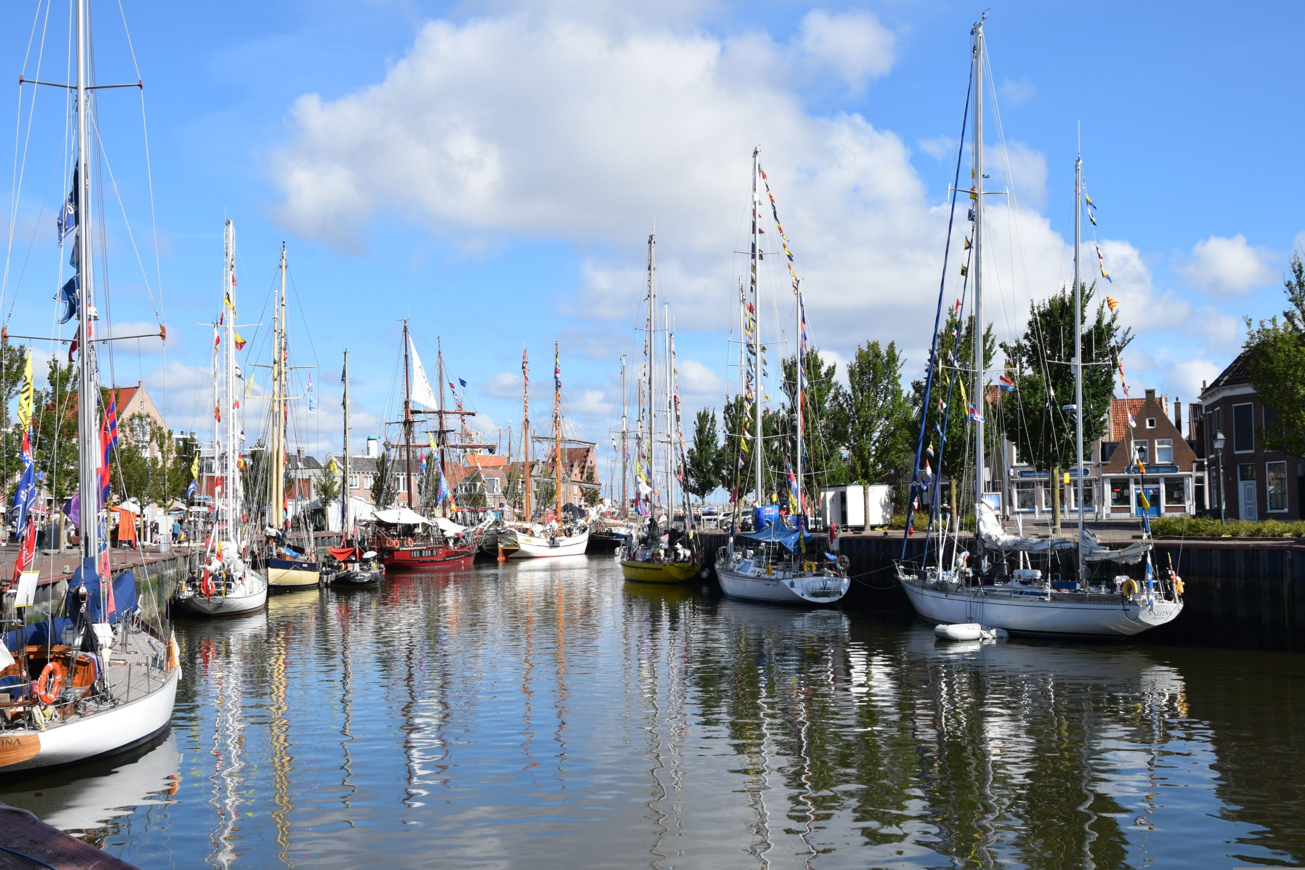Een foto van boten in Harlingen